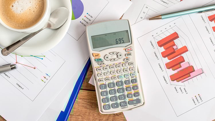 Calculadora en mesa_40899410_l (1)