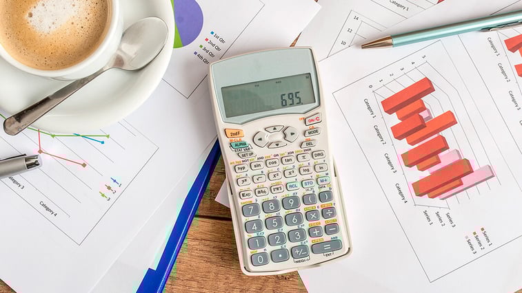 Calculadora en mesa_40899410_l (1)